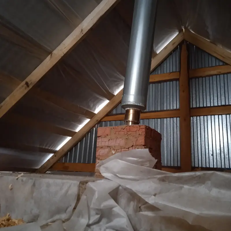 Кейс судебной строительно-технической экспертизы: несоответствие бани противопожарным нормам и невозможность устранения нарушений без сноса