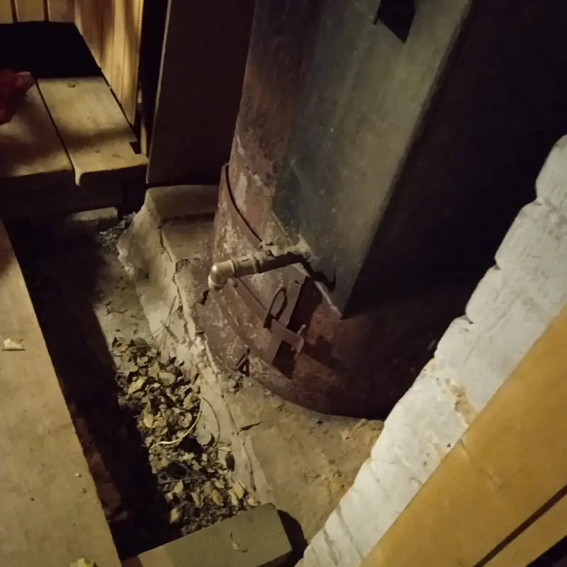 Кейс судебной строительно-технической экспертизы: несоответствие бани противопожарным нормам и невозможность устранения нарушений без сноса