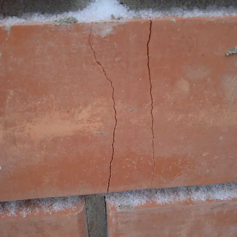 Кейс строительно-технической экспертизы: дефекты отделочных работ и расчет стоимости их устранения