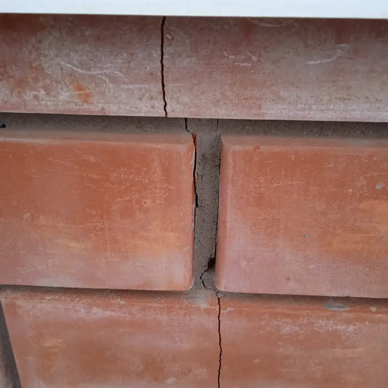 Кейс строительно-технической экспертизы: дефекты отделочных работ и расчет стоимости их устранения