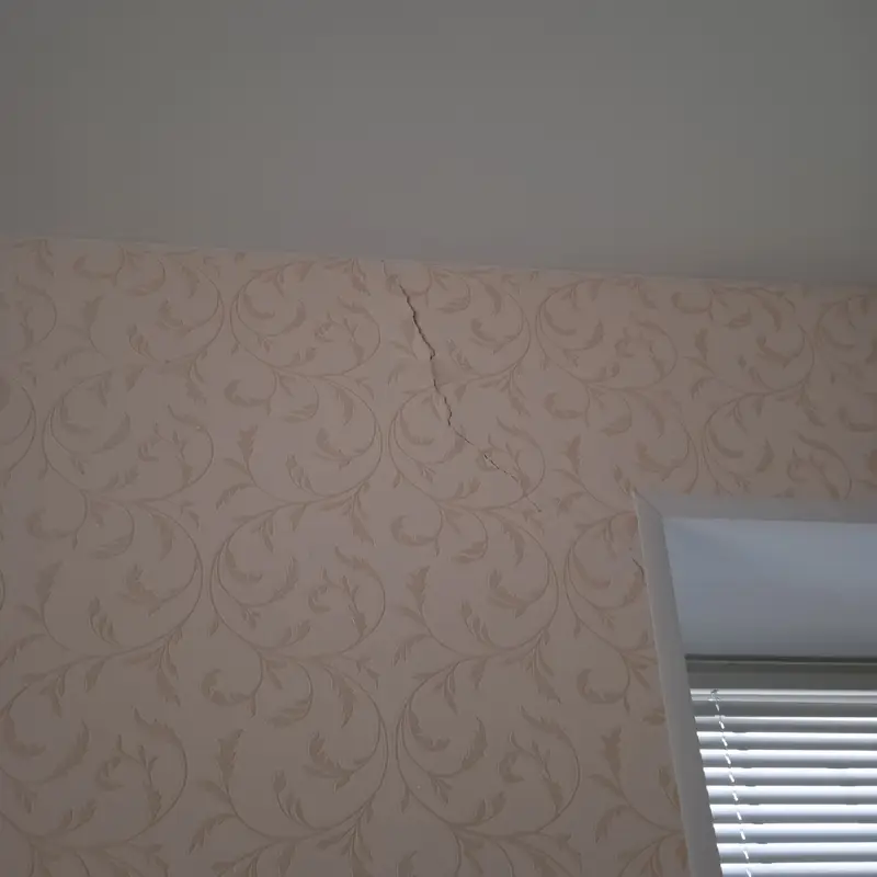 Кейс строительно-технической экспертизы: дефекты отделочных работ и расчет стоимости их устранения