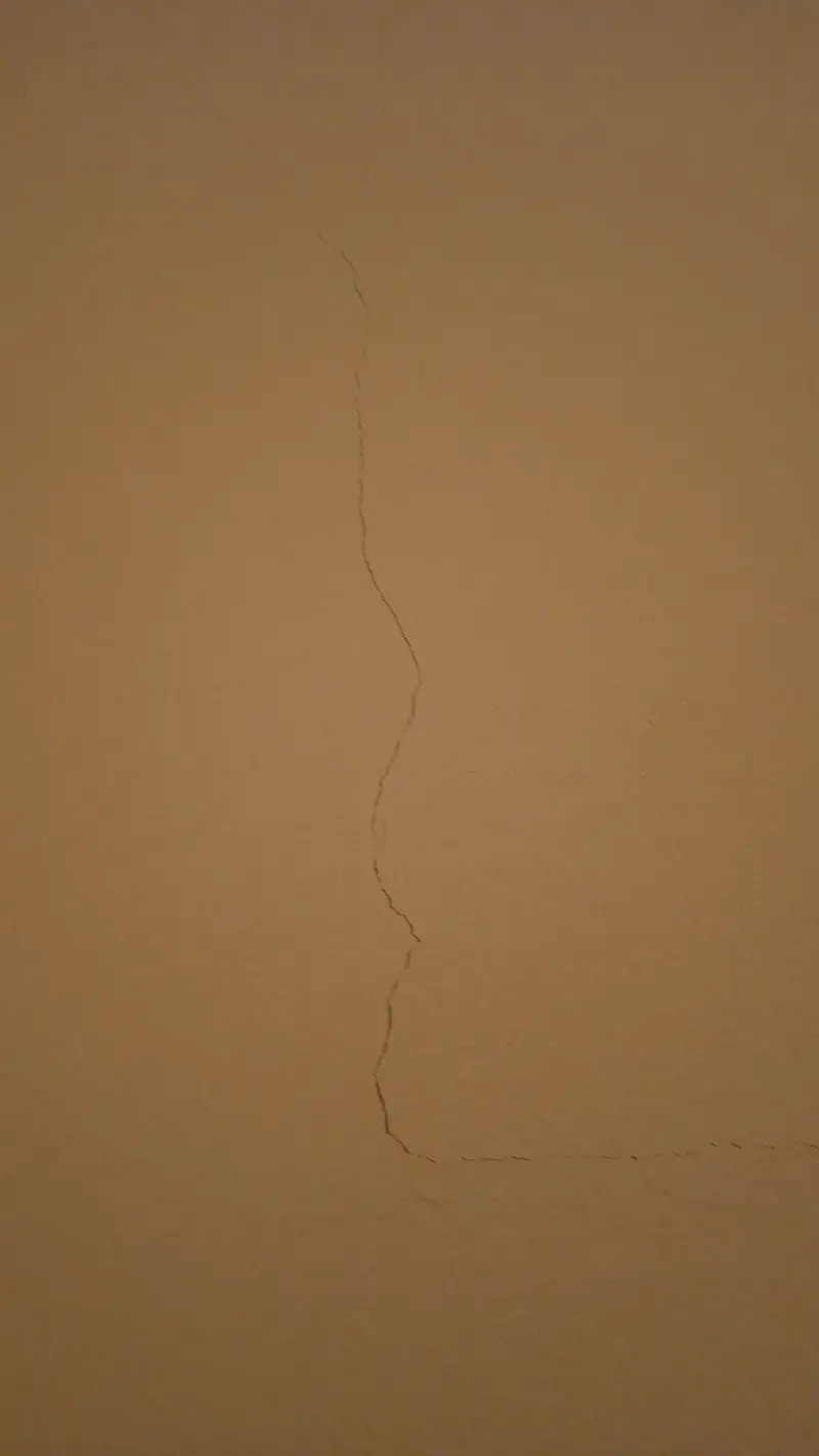 Кейс: строительные дефекты квартиры и нарушения безопасности остекления