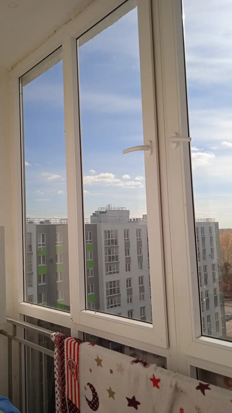 Кейс: строительные дефекты квартиры и нарушения безопасности остекления