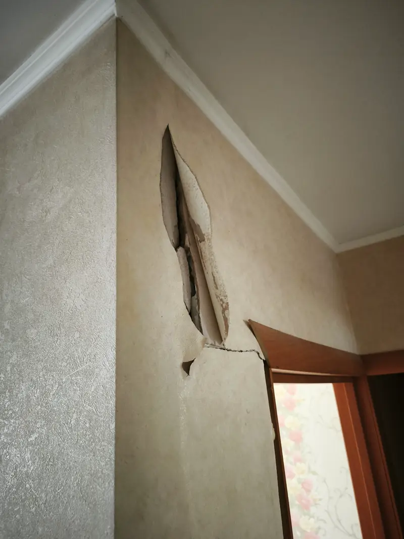 Кейс: оценка ущерба жилому дому после взрыва газа и расчет стоимости восстановления квартир