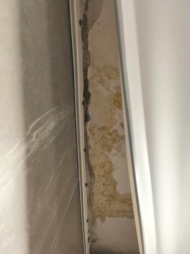 Кейс: повреждение квартиры вследствие залива и расчет стоимости ремонта